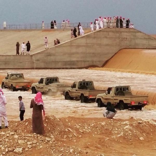 شاهد ..  شباب بـ"طبرجل" يحتفون بالأمطار على طريقتهم الخاصة