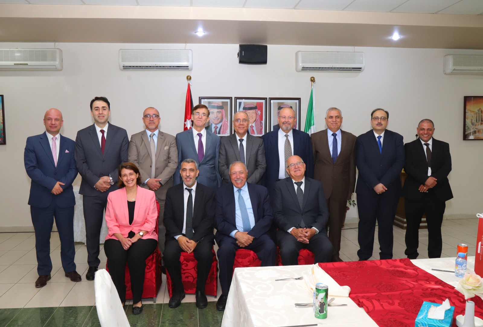 رئيس مجلس أمناء جامعة البترا يكرّم العمداء السابقين ويستعرض منجزات كلياتهم