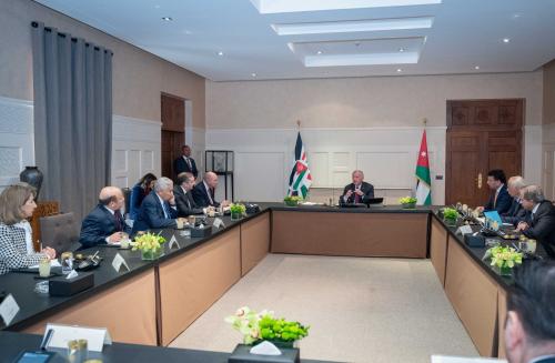 الملك يؤكد مضي الأردن بجهوده لكسر الحصار على غزة ومواصلة عمليات الإنزال الجوي