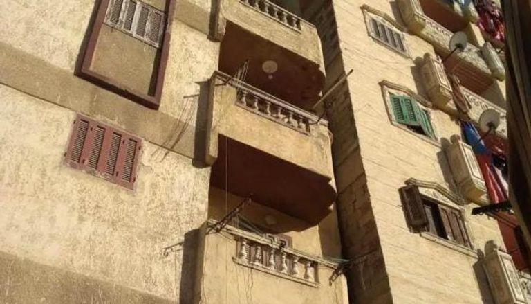 أم مصرية تركت طفلها الصغير وحيدا فألقى بنفسه من الطابق الخامس