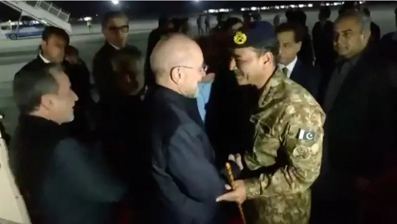 لباس مختلف ورسائل محتملة ..  تحركات قائد الجيش الباكستاني تثير الترقب