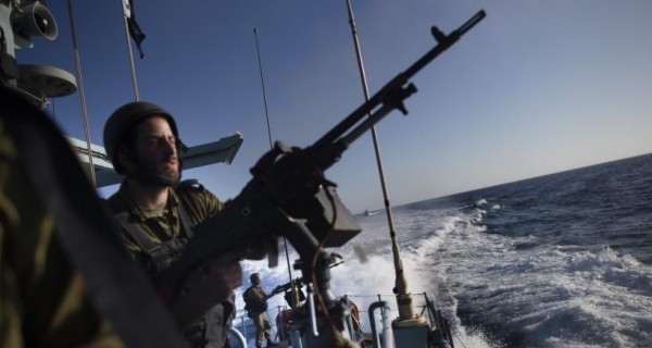 بحرية الاحتلال تستهدف مراكب الصيادين شمال وجنوب القطاع