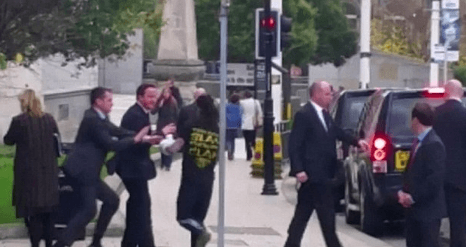 بالفيديو ..  حرس رئيس وزراء بريطانيا يهرع به للسيارة بعد قيام رجل بمباغتته