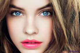 العيون الزرقاء والشعر الأحمر يزيدان من فرصة الإصابة بسرطان الجلد