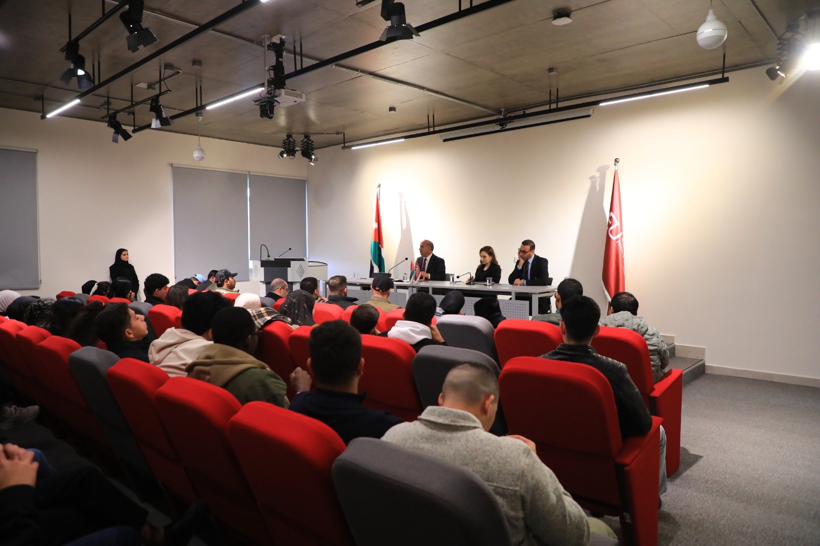 أمين عام وزارة الخارجية الفايز يحاور طلبة إعلام "الشرق الأوسط" حول الدبلوماسية الأردنية وإدارة الملفات الخارجية