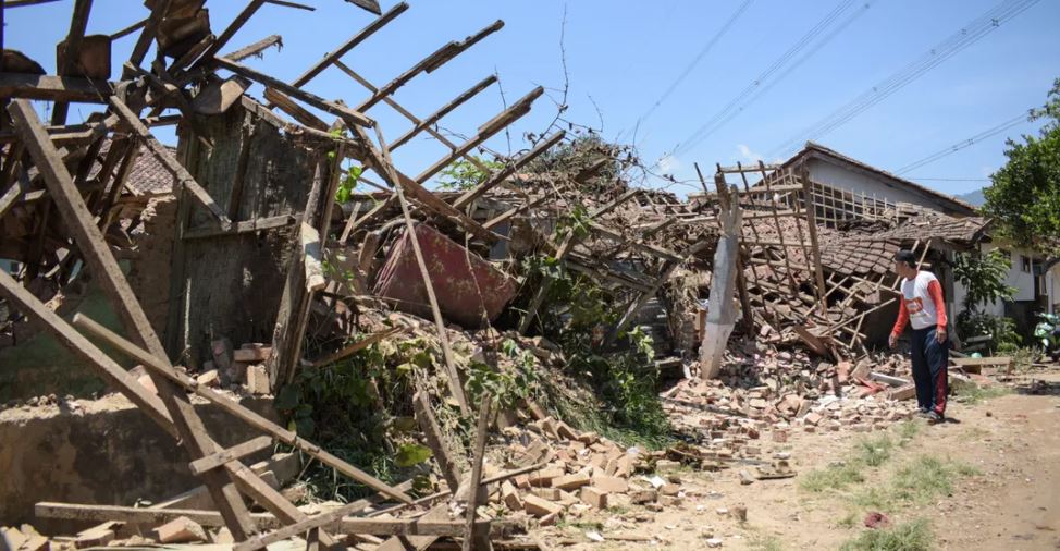 زلزال بقوة 7.8 درجات يهز إندويسيا وتحذير لـ3 دول من تسونامي