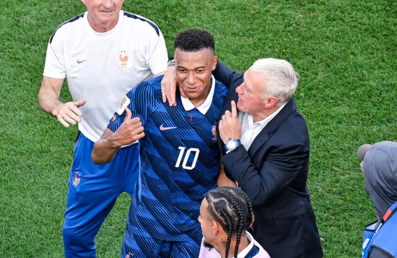 بعد مواجهة باراغواي العنيفة ..  ديشامب يطلب حماية خاصة لمبابي