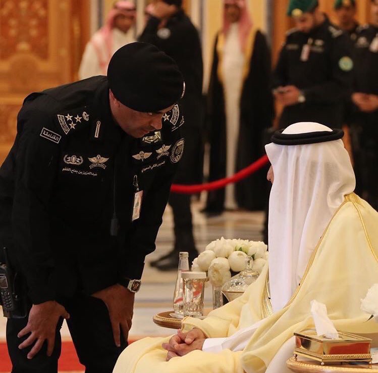 بالفيديو  ..  اخر ظهور للواء عبدالعزيز الفغم حارس الملك سلمان قبل مقتله 