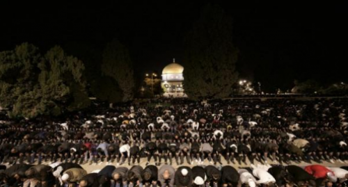 أكثر من 25 ألفا يؤدون صلاتي العشاء والتراويح في المسجد الأقصى