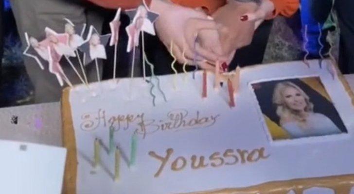 يسرا تحتفل بعيد ميلادها الـ 65 بالبكاء