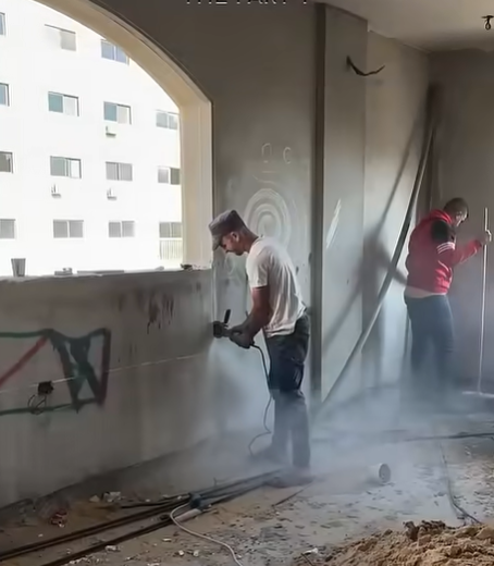 بالفيديو ..  "لإيصال رسالة الصمود" بإمكانيات بسيطة شباب غزة يعيدون بناء ما دمره الاحتلال 