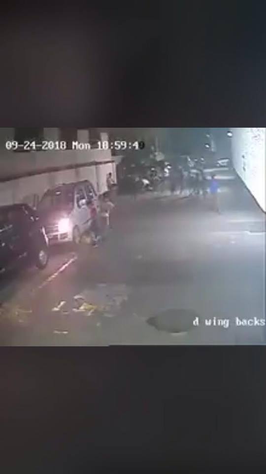 بالفيديو  ..  لحظة نجاة طفل من موت محقق بعد ان دهسته مركبة 
