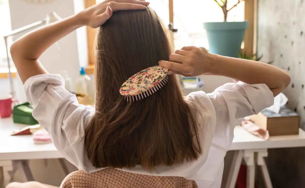 كم مرة يجب أن تمشط شعرك يوميا وما الطريقة الصحيحة؟  
