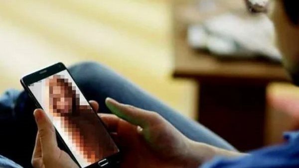 السجن 3 سنوات لعشريني كشف عورة قاصر بمكالمة فيديو - فيديو 