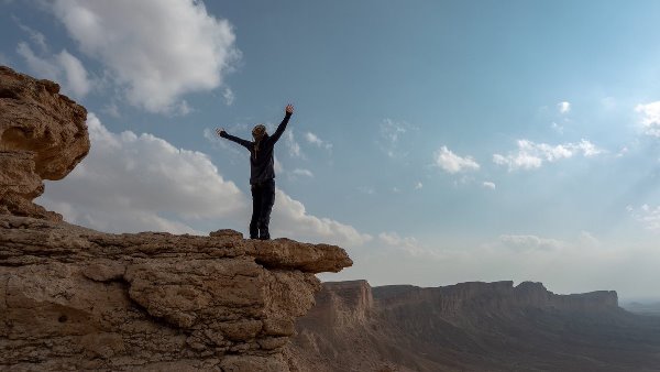 تعرف على أسباب زيارة حافة العالم في السعودية