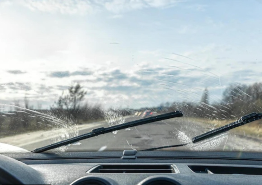 فوائد تنظيف الزجاج الأمامي بالشتاء لضمان القيادة الآمنة