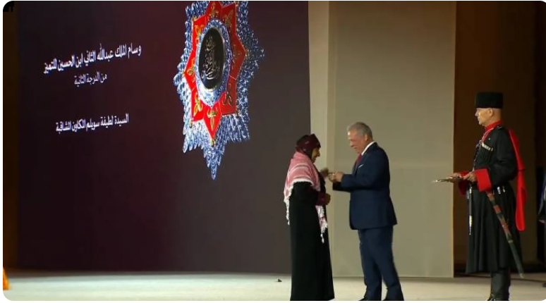 بالفيديو ..  الملك يُنعم بوسام على (الجدة لطيفة المشاقبة)  ..  فما قصتها؟