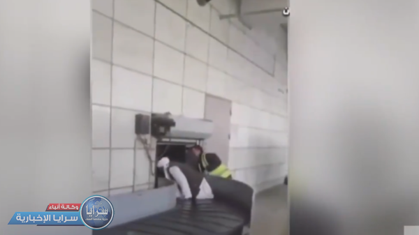 فيديو طريف لعنصر من طالبان يلعب على "ناقلة" حقائب مطار كابل
