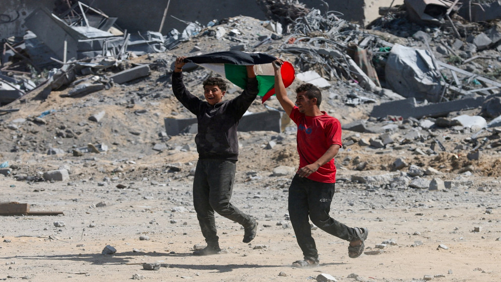 إعلام عبري: بدء نقل السجناء الفلسطينيين للإفراج عنهم ضمن اتفاق غزة