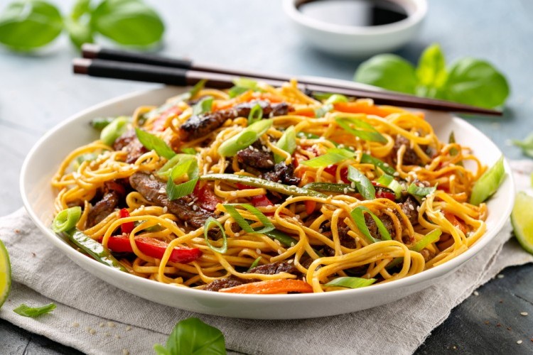 نودلز باللحم والخضار السهل