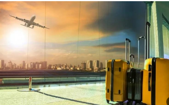 لماذا رسوم حقائب السفر أعلى من تذكرتها على متن الطائرة؟