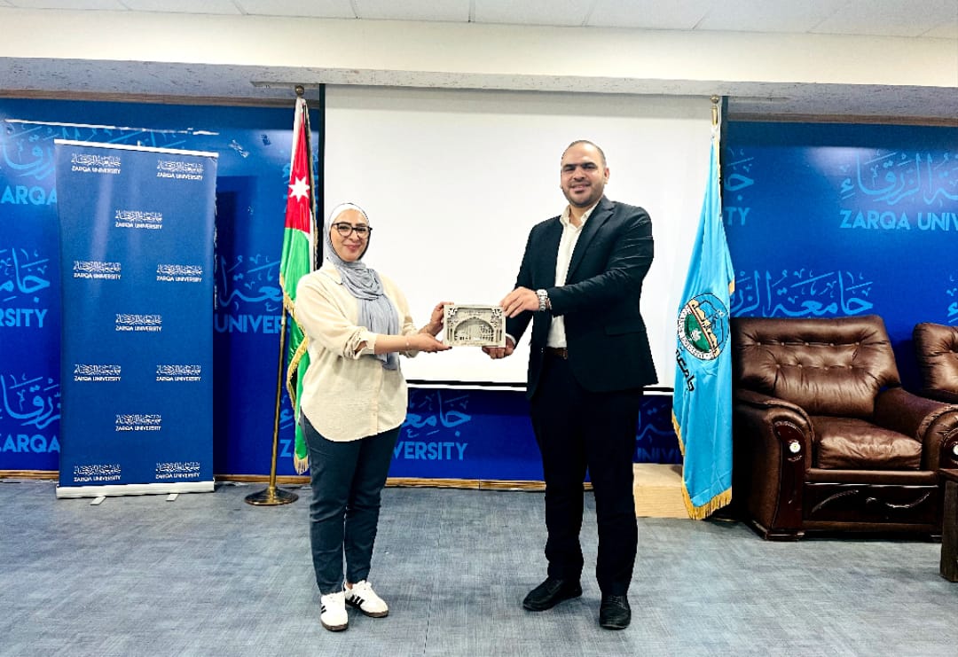 جامعة الزرقاء تعقد ندوة حوارية حول "تحديات وفرص المعلوماتية الصحية" لطلبة إدارة التمريض