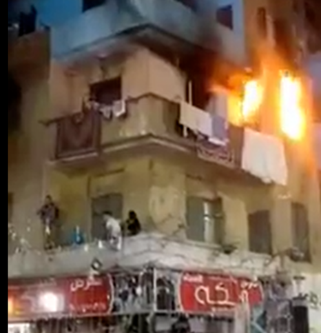 بالفيديو ..  طفل يقفز إلى شرفة الجيران جراء حريق كبير في منزله
