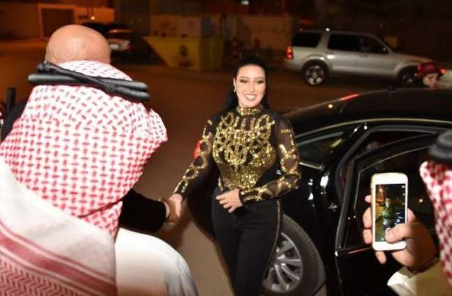 بعد إهداء الفنانة الخشاب "ختم الرسول" غضب وسيل لاذع من الانتقادات على مواقع التواصل الاجتماعي 