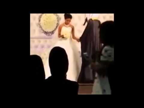 بالفيديو ..  عريس خليجي يشعل حفل زفافه بغنائه لعروسه