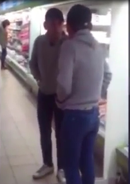 بالفيديو : مخمور يتشاجر مع " انعكاس صورته " في المرآة في أحد الأسواق التجارية 