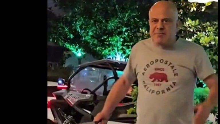 بالفيديو ..  مواطن تركي يحمل سكينًا ويهدد سياحا خليجيين بالقتل