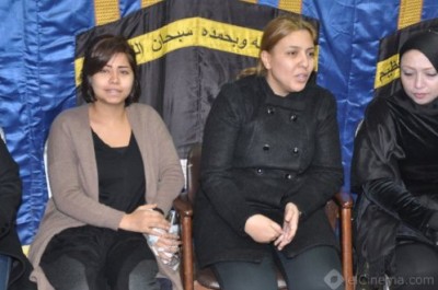النجوم يقفون إلى جانب مي كساب في عزاء والدتها  ..  بالصور