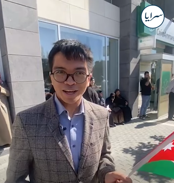 "الملك مدرسة تُحتذى" ..  شاب فلبيني ينتظر الموكب الملكي في العبدلي (فيديو)