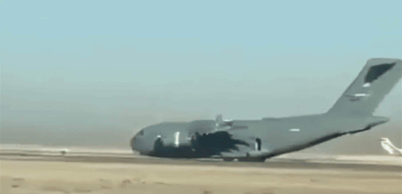 بالفيديو  ..  هبوط "مثير" لطائرة رغم تعطل عجلاتها