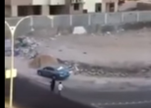 بالفيديو  ..  شاب يعتدي على فتاة بالضرب وسط الشارع ويسرق حقيبتها