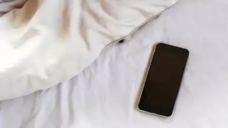 مخاطر صادمة لوضع الهاتف تحت الوسادة أثناء النوم