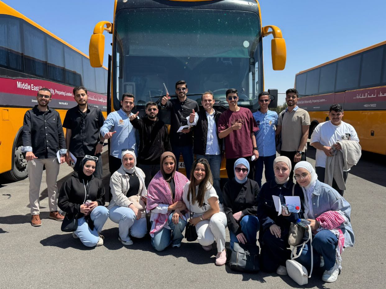طلبة عرب من "الشرق الأوسط" في متحف الأردن