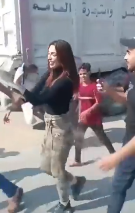 صورة سيلفي وسط الأسر ..  مشهد لـ"مجندة إسرائيلية" يثير بلبلة!