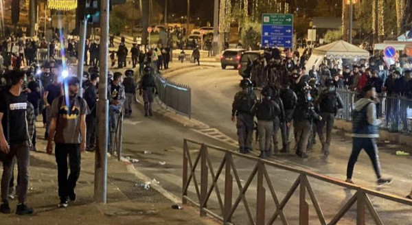 الاحتلال يقمع عشرات الشبان في "باب العامود" بالقدس المحتلة
