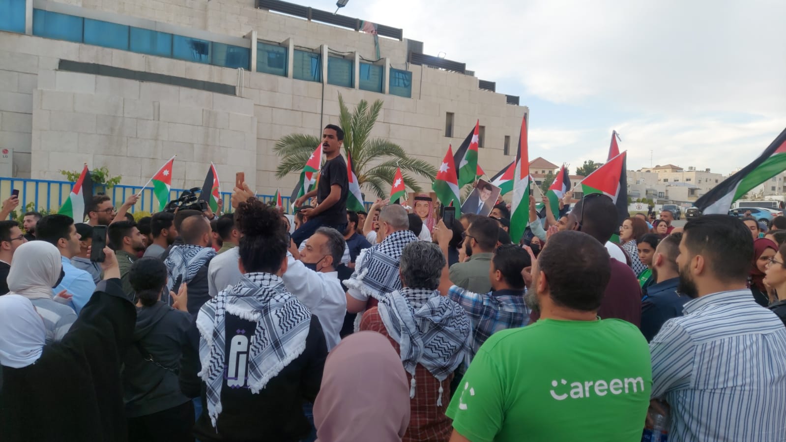  وقفة أمام الكالوتي قرب سفارة الاحتلال تنديدا باغتيال أبو عاقلة والمطالبة بمحاكمة قادة الاحتلال