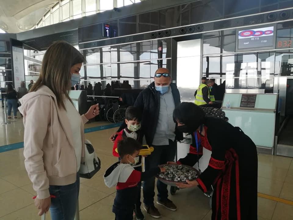 الاردنية للطيران تقديم الضيافة بمناسبة مئوية الدولة على المسافرين  .. صور 