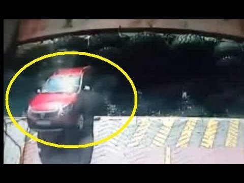 بالفيديو ..  سقوط سيارة في البحر والركاب بداخلها ..  بعد انزلاقها من عبارة في تركيا