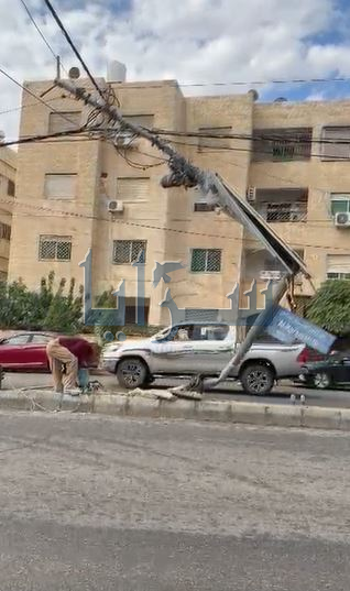  حادث سير يتسبب بكسر عمود كهرباء في الزرقاء الجديدة  ..  فيديو