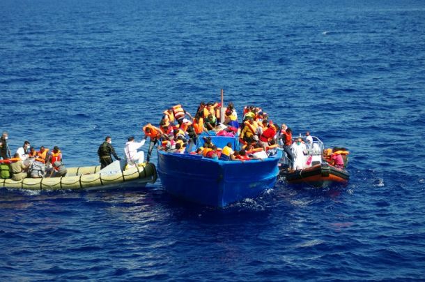 سفينة تقل 300 مهاجر تغرق حاليا في المتوسط