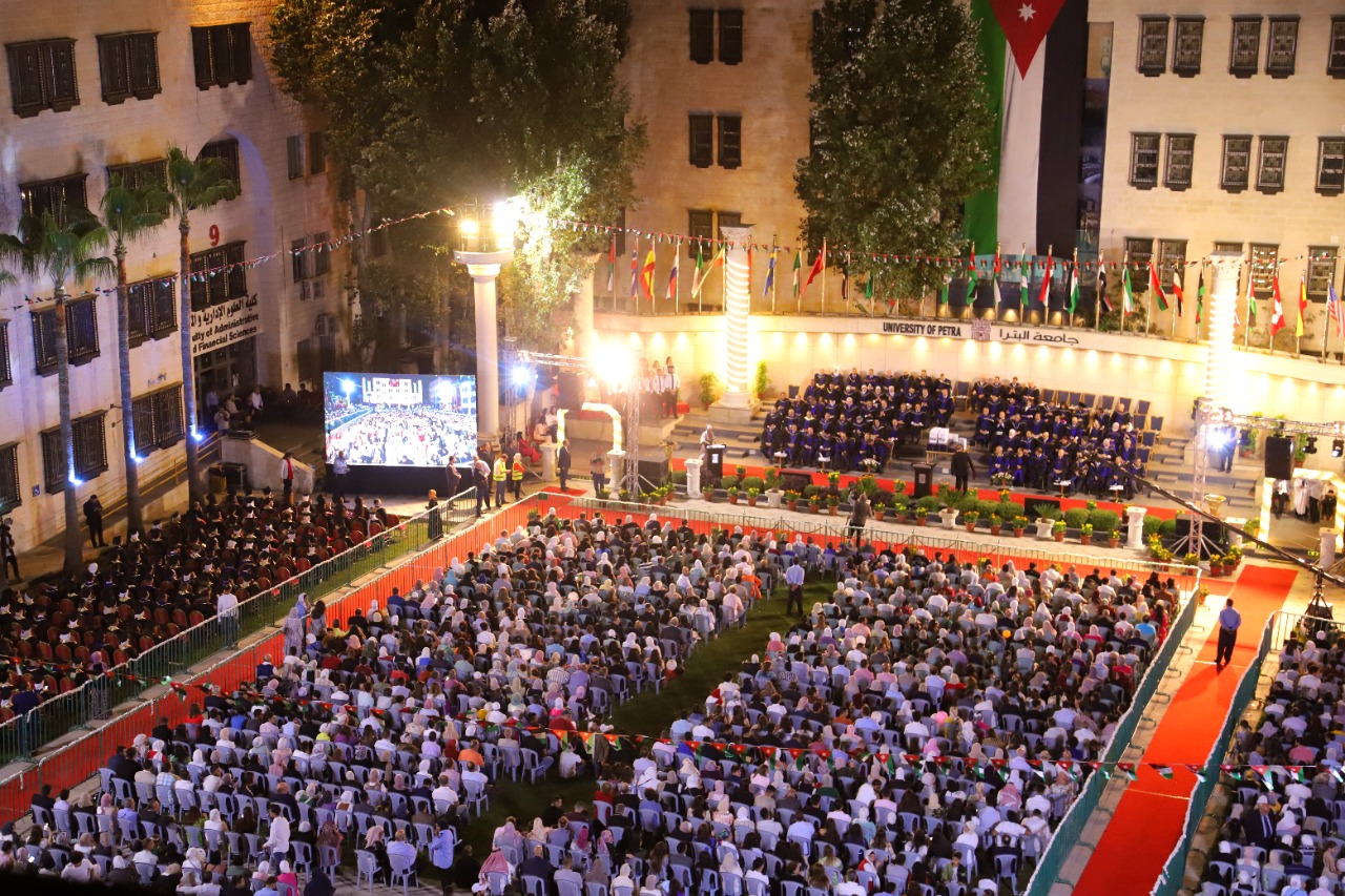 جامعة البترا تخرج طلبة الفصل الصيفي