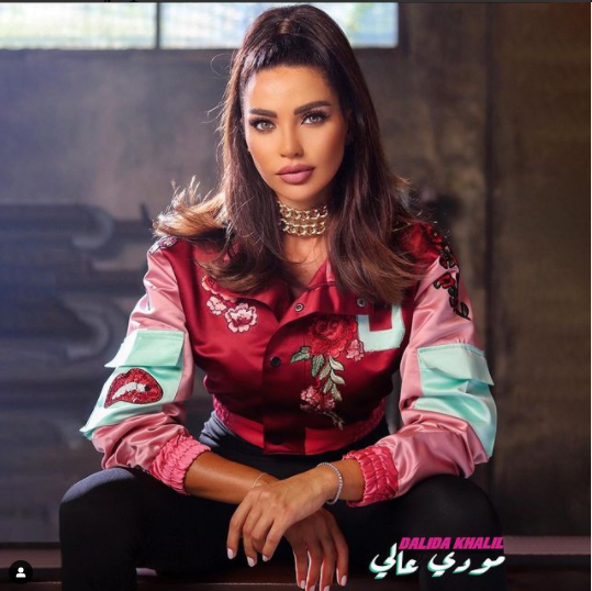 داليدا خليل بإطلالة أنيقة في عيد الميلاد