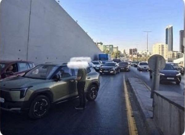 إعاقة مرورية إثر تعطل مركبة على الدوار الرابع