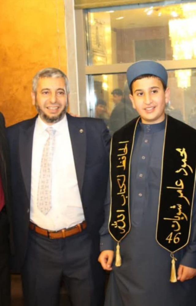 بالفيديو والصور ..  تتويج أحد أصغر حفظة القرآن و"عتب على وسائل الإعلام"