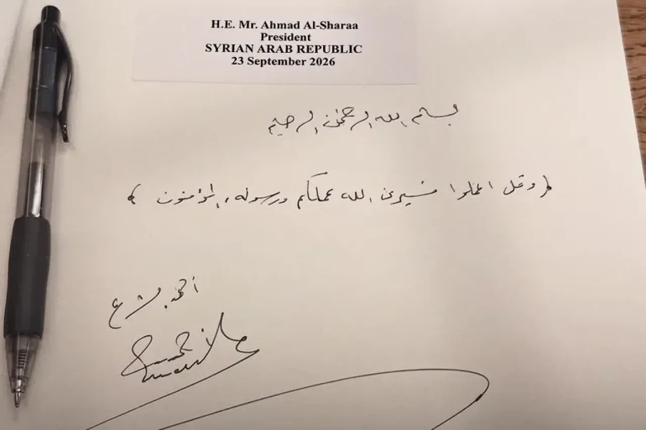 الشرع يدوّن آية قرآنية في سجل زوار الأمين العام للأمم المتحدة
