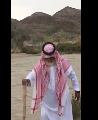 بالفيديو ..  مقطع مؤثر لمسن سعودي يريد قطع سيل جارف لانقاذ ابناءه
